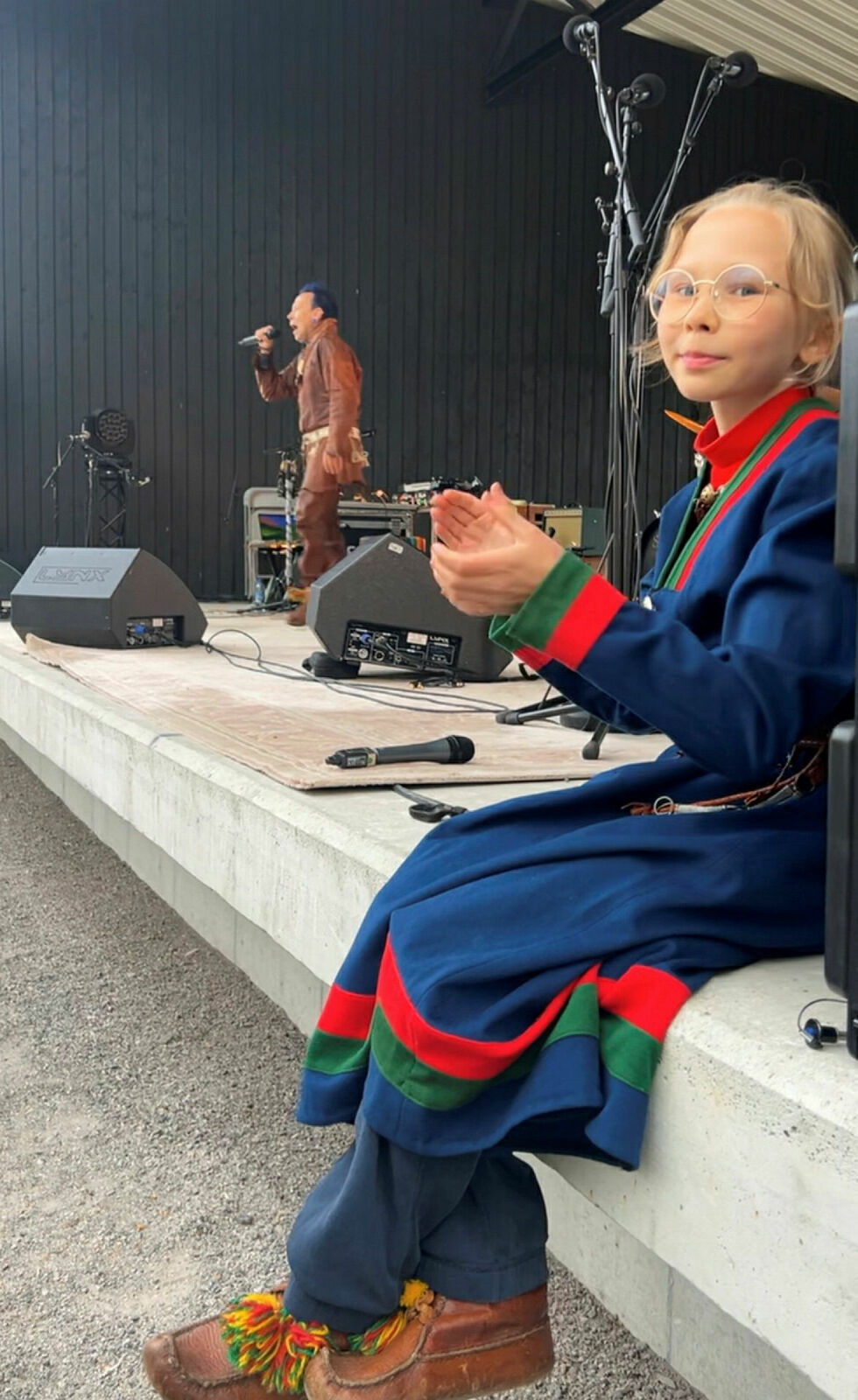 Ida Stinnerbom på scenen, mens faren Ola Stinnerbom joiker i bakgrunnen.
 Foto: Åsa Márgget Anti og Nils Isak Aslaksen Sara