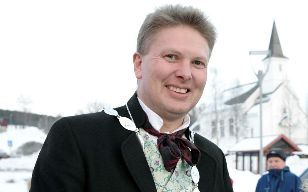 Ordfører i Hattfjelldal, Harald Lie (Sp), må gå fra jobben. Det er ikke derfor han smiler, bildet er fra en annen anledning.
Foto: Steinar Solaas