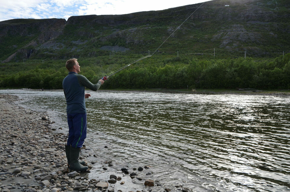 Tidligere styreleder i Lakselv grunneierforening, Nils-Roger Pettersen, kjenner godt til elva og tidligere års fangster. Den nedadgående trenden er bekymringsfull, men Pettersen tror de lave tallene for i år kan ha en enkel forklaring.
 Foto: Roger Albrigtsen