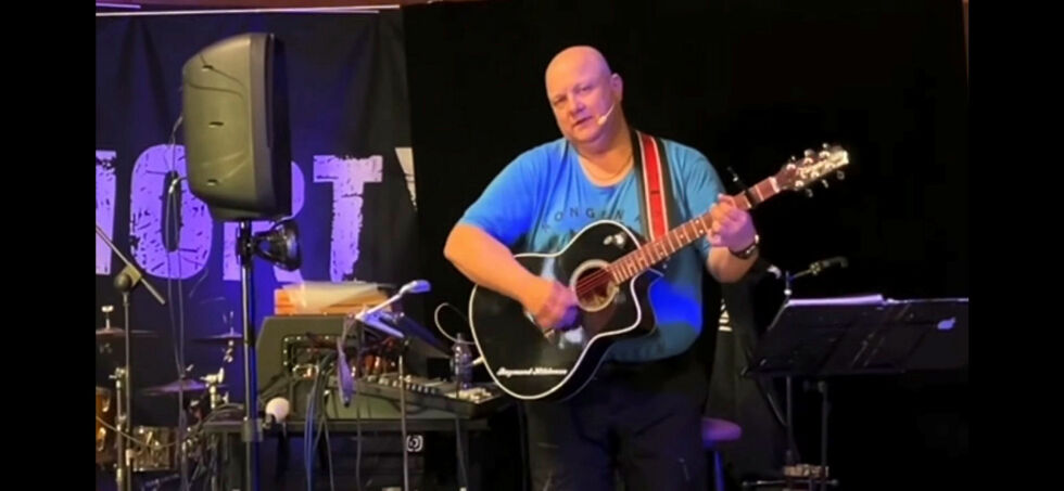 Trubadur Raymond Hildonen fikk dansefoten til å svinge på samfunnshuset i Varangerbotn sist lørdag.
 Foto: Privat