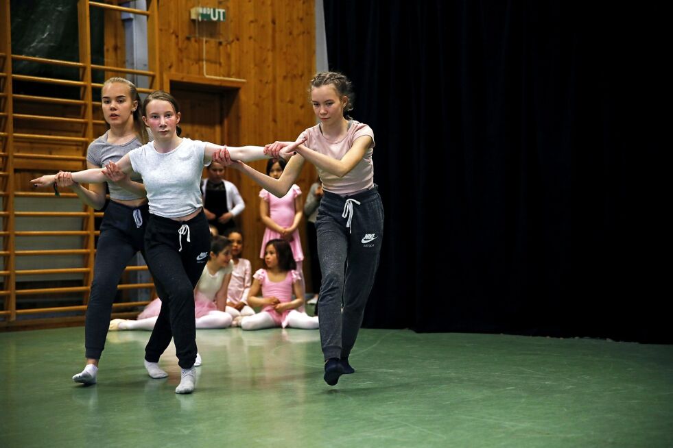Mariana, Marielle og Sáve Márjá imponerte stort med sitt dansenummer.
 Foto: June Helén Bjørnback