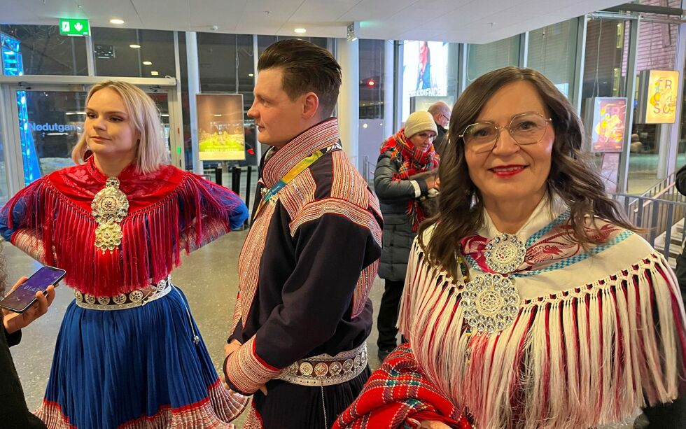 Regissør Sara Margrethe Oskal har laget en vakker samisk kjærlighetsfilm. Bak står skuespiller Risten Anine Gaup, samt reindriftsutøver og skuespiller Nils Ailu Kemi.
 Foto: Elin M. Wersland