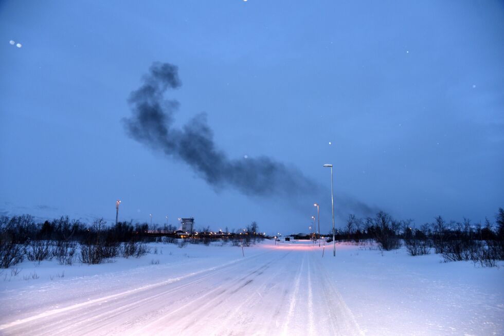 Fredag formiddag steg en faretruende, stor svart sky til værs over Lakselv lufthavn Banak. Røyken viste seg å stamme fra brann- og øvingsfeltet ved lufthavna der Hammerfest brannvesen trente.
 Foto: Bjørn Arne Johansen