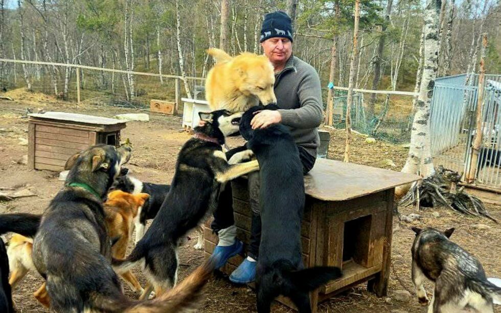 Stefan Falter i hundegården med hundene sine.
 Foto: Privat