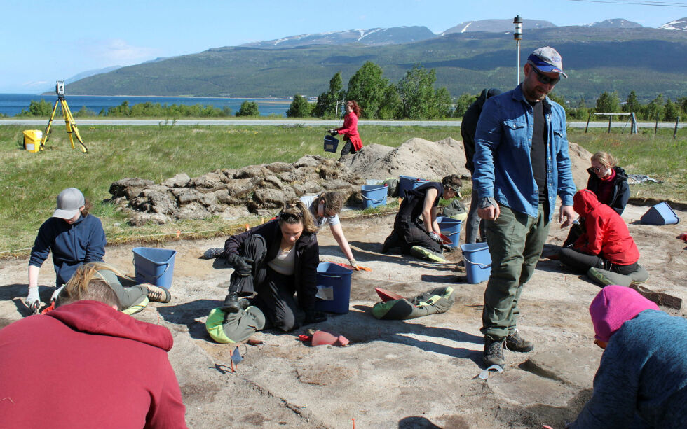 Arkeologistudenter på bachelor sitt «klasserom» på emnet ARK-1021. Utgraving på Nállovuohppi, Storfjord kommune: En møteplass for samer, kvæner, nordmenn og birkarler.
 Foto: Gørill Nilsen