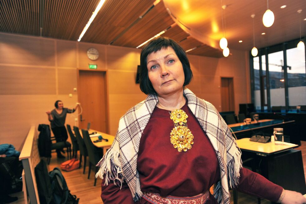 Aili Keskitalo har fulgt rettssaken til Jovsset Ánte Sara både i lagmannsretten og i Høyesterett. Her er hun avbildet i Hålogaland lagmannsrett i januar i fjor under behandlingen av saken der. – Sara sin sak har satt søkelys på reindriftsloven som vi mener nå er moden for revisjon, sier Keskitalo til Ságat.
Foto: Erik Brenli