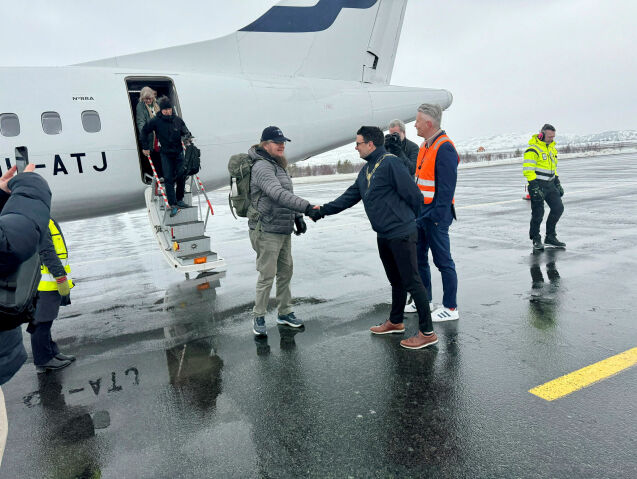 Møtt med samisk og norsk flagg, kongekrabbe, Kvikklunsj og Fazer-sjokolade