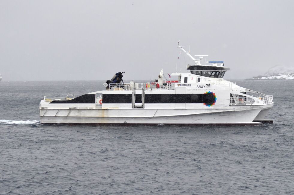 «Årøy» i sitt rette element på tur til øysamfunnene i Måsøy, lastet med biler gods og passasjerer.
 Foto: Ronald Andersen