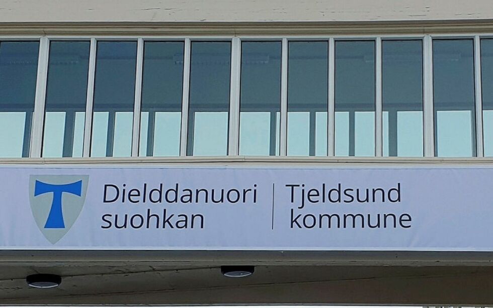 Nye Tjeld­sund har gjort for­be­re­del­ser. To­språk­lig kom­mu­ne­navn kom raskt opp på råd­hus­et et­ter etab­le­ring av den nye kom­mu­nen. Foto: Stei­nar Sol­aas