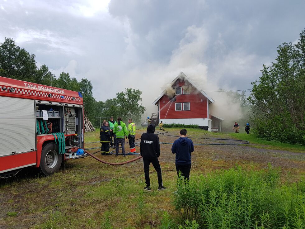 Det var full overtenning i bolighuset i Holmfjell ved 16.30-tiden og brannmannskapene jobbet for fullt.
 Foto: Tom Hardy