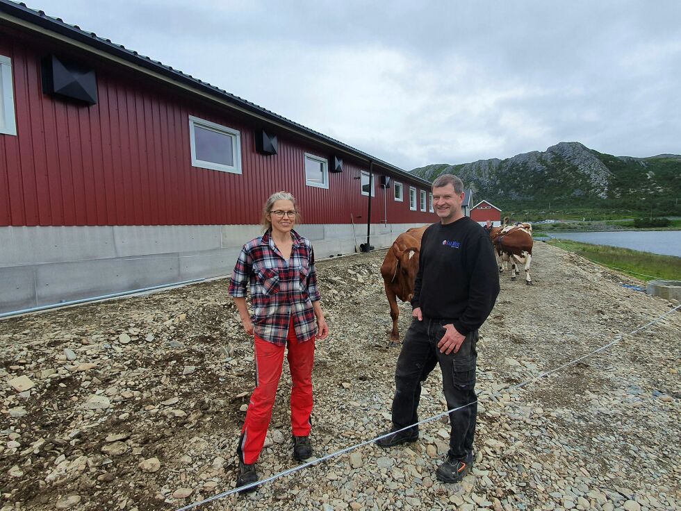 – Vi har nok bygget for å bli, sier Lise Kaldahl Skreddernes og Birger Skreddernes, som driver verdens nordligste melkebruk i Bekkarfjord i Lebesby. I april var melkerobotene i gang i nyfjøset bak dem, som kostet sju millioner kroner. Foto: Tom Hardy