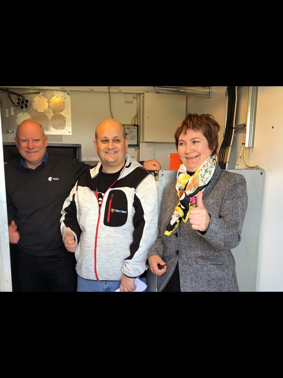 Varaordfører Lene Norum Bergeng, samt IT-ansvarlig i kommunen, Ørjan Jerijervi og Tommy Johansen dekningssjef i Telia «skrudde på bryteren» i Lanabukt torsdag.
 Foto:  Ellen C. Scheen, Senior Communications Advisor Telia AS