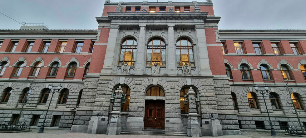 I Høye­ste­rett er 14 av 20 dom­mer­ne født i Os­lo-om­rå­det og 19 av dom­mer­ne har ju­rist­ut­dann­ing­en sin fra Uni­ver­si­te­tet i Os­lo. De fles­te av dom­mer­ne har ut­ført minst 80 pro­sent av sitt yr­kes­ak­ti­ve vir­ke i Oslo.
 Foto: Steinar Solaas