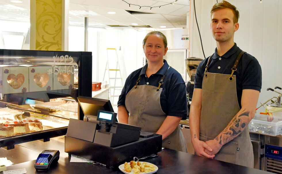 Bakerisjef Therese Hansen og nyansatte Cato er godt fornøyd med mottakelsen som den nyåpnede kafeen har fått. 
– Det har vært en del folk innom allerede.
 Foto: Irene Andersen