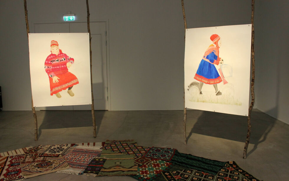 Áhkut består av sju store bilder, her ser du to av dem, samt fargerike, håndlagede gulvtekstiler fra mange ulike kulturer.
 Foto: Elise Embla Scheele
