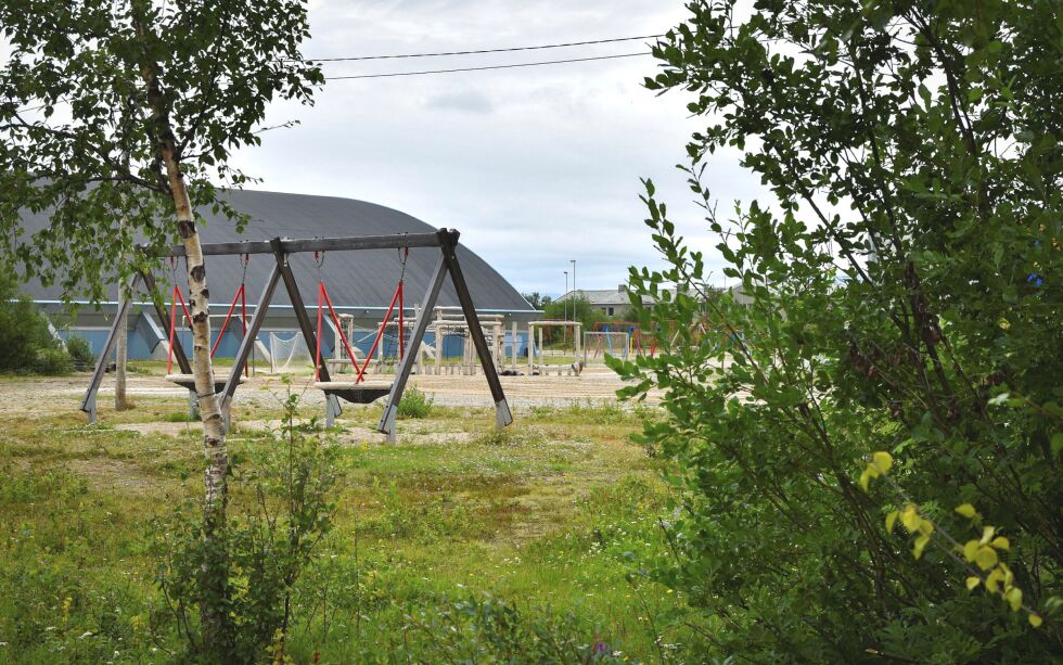 Sommerferie og stille, men noe er i endring utenfor Lakselv barneskole.
 Foto: Sara Olaussen Stensvold