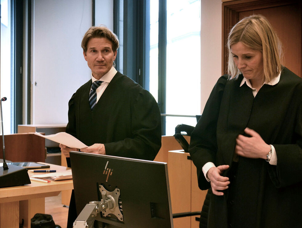 Advokat Anders Blakstvedt hos Regjeringsadvokaten holdt sitt avslutningsprosedyre på rettens siste dag. Til høyre rettslig medhjelper Karen Mellingen.
 Foto: Sunniva Katrine Bornøy