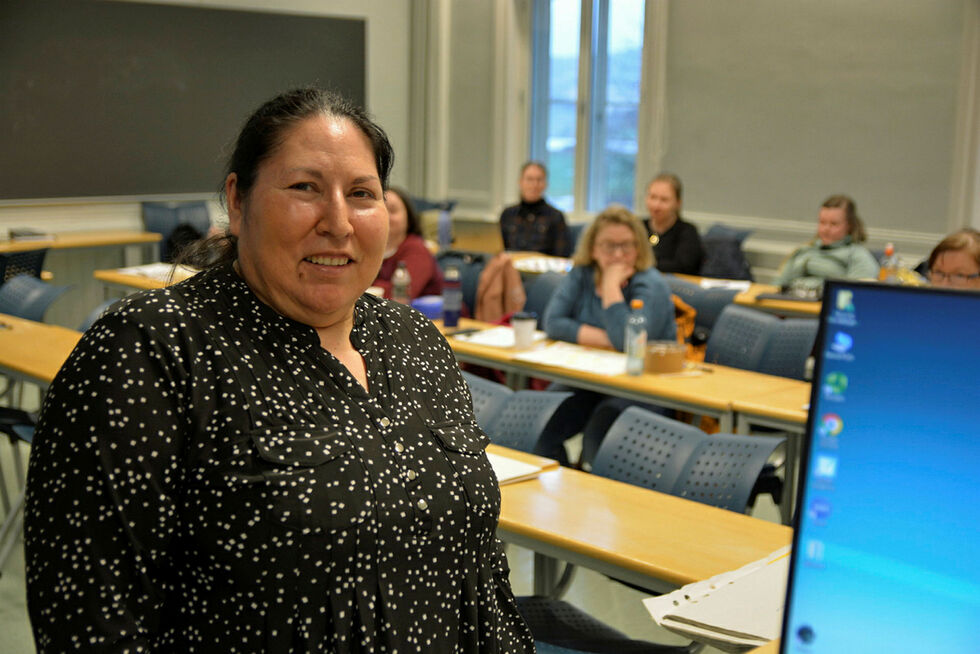 Collen Charles kommer fra den nordamerikanske urbefolkningen cree. Nylig besøkte hun Nord universitet for å forelese om kolonialismen til sørsamiske studenter.
 Foto: Bjørnar Leknes