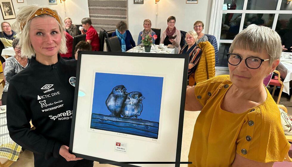 Hilde Wara (til venstre) var både rørt og glad for folkehelseprisen hun fikk tildelt av leder for Nasjonalforeningen Bjørnevatn helselag, Muriel Tverland.
 Foto: Privat