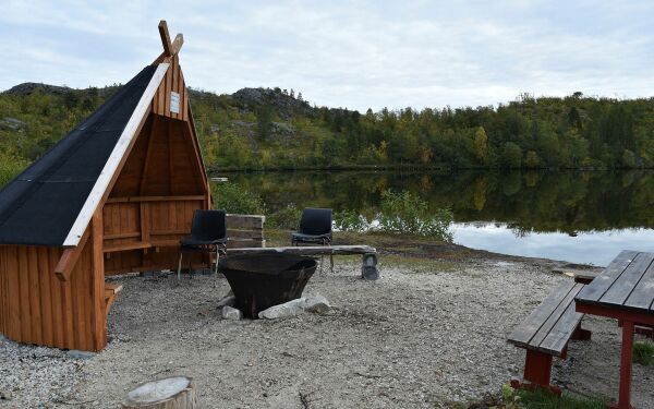 Hærverk på bålplassen ved stupetårn-vannet