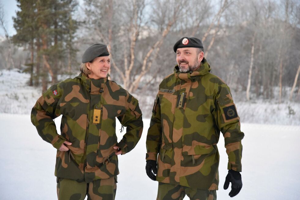 Sjef Hei­me­ver­net, ge­ne­ral­ma­jor Eli­sa­beth Mi­chel­sen, og sjef for Finn­mark Heimevernsdistrikt 17 (HV-17), oberst­løyt­nant Bernt Lo­ckert.
 Foto: Kristin Humstad