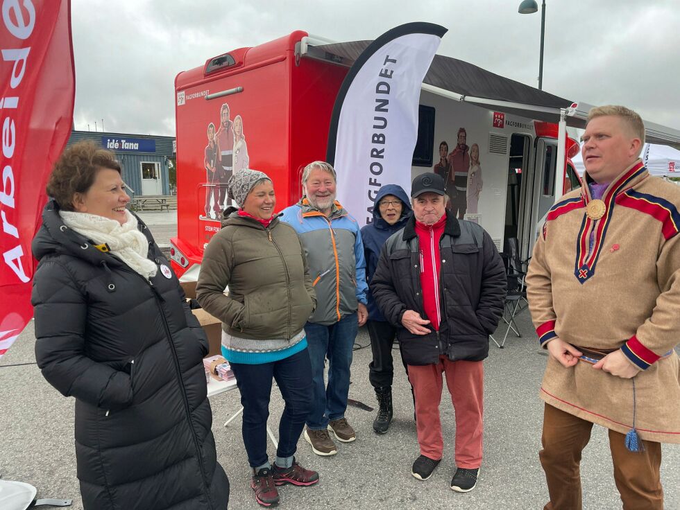 Ordfører Helga Pedersen,  Ragnhild Vassvik, Ole Einar Olsen, Else Utsi, Hartvik Hansen og Ronny Wilhelmsen fra Bargiidbellodat (Ap).
 Foto: Birgitte Wisur Olsen