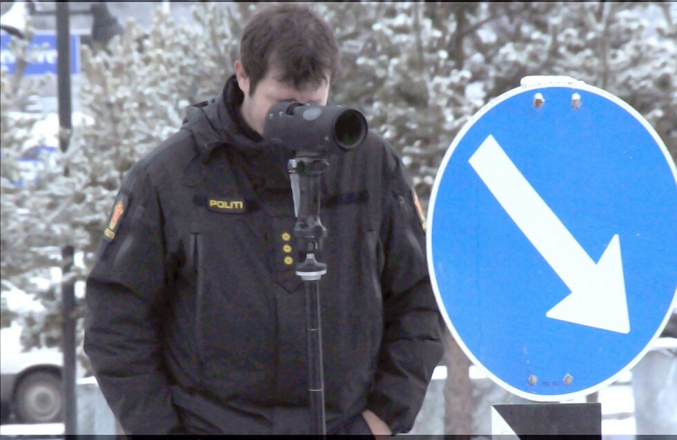 Politiet bruker ikke bare laser til fartskontroller. Gjennomsnittsmålinger over flere kilometer er også effektivt. Her sjekkes bilbeltebruk på flere hundre meters avstand.
 Foto: Stein T Svala