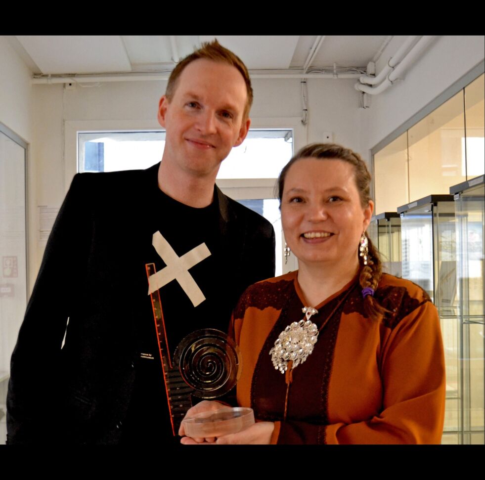 Jérémie McGowan, museumsdirektør ved Nordnorsk Kunsmuseum og Anne May Olli, museumsdirektør ved RiddoDuottarMuseat. –Tusen hjertelig takk for prisen. For de samiske kunstnerne og Sámi Dáiddamusea har dette betydd veldig mye. Vi håper at veien til et samisk kunstmuseum ikke er så lang som den veien vi allerede har hatt, sa Olli.
 Foto: Sunniva Katrine Bornøy