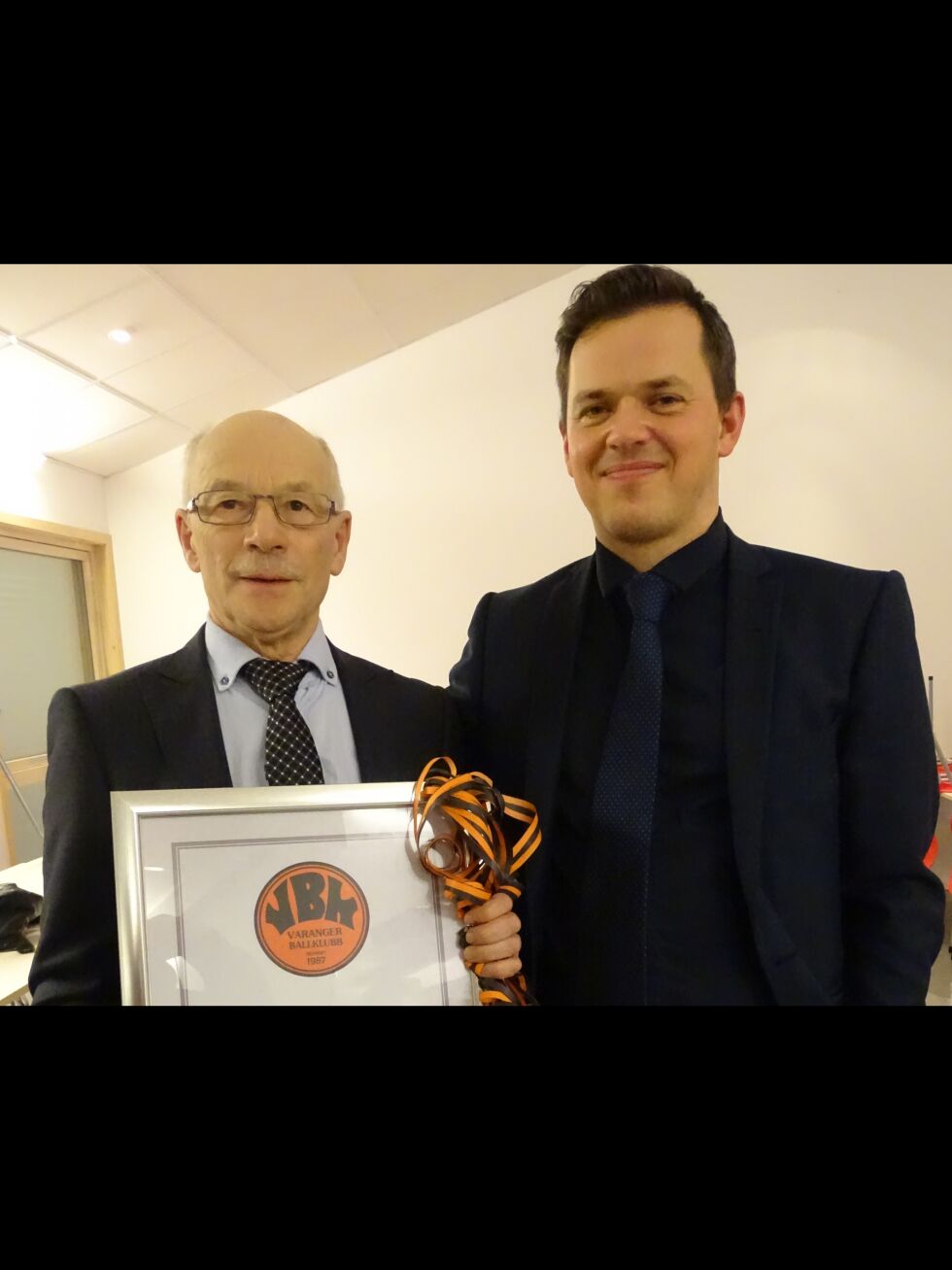 Leder i VBK, Thor Andreas Basso (til høyre), hadde æren av å overrekke æresmedlemskap til John Samuel Nilsen.
 Foto: Privat