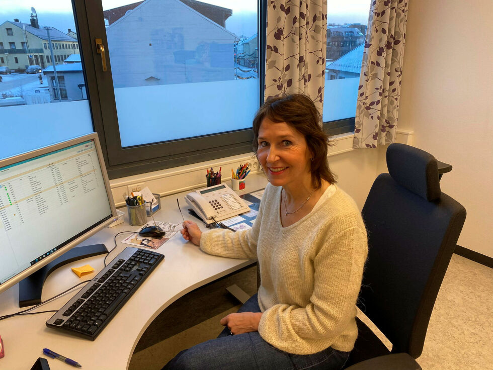 Helsesøster Hanne Greiner på Kirkenes helsestasjon har satt et utall vaksiner mot influensa, og er glad for at folk tar vaksinen sjøl om den ikke er gratis som i influensasesongen 2021–22.
 Foto: Hallgeir Henriksen
