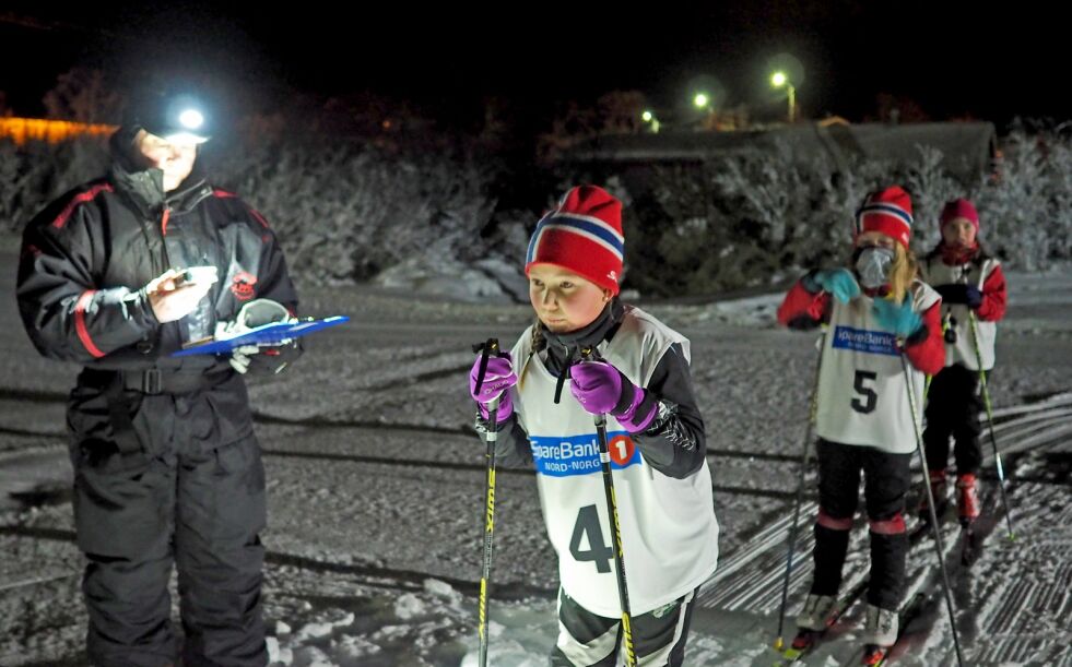 Tidtakersjef Johnny-Leo Jernsletten er klar for å sende ut de første løperne, Julie Trosten (9) Deanu Searat, Hanna Maret Bongo Dikkanen (9) og Stine Vibeke Reisænen (9) begge Ilar.
 Foto: Charles Petterson