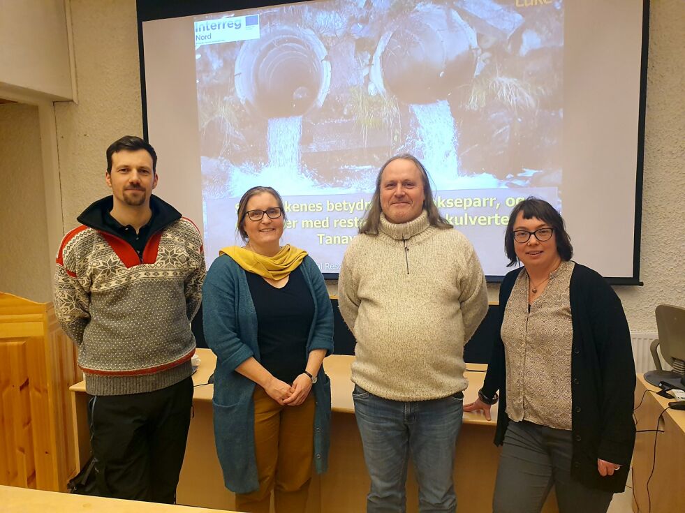Foredragsholdere på møtet om Interreg-prosjektet «Felles miljøforvaltning langs Tanavassdraget». Fra venstre: Rådgiver Narve Stubbraaten Johansen, Tanavassdragets Fiskeforvaltning, seniorådgiver Tiia Kalske, Fylkesmannen i Finnmark, miljørådgiver Erlend Eide, Tana kommune, og seniorrådgiver Anne Fløgstad Smeland, Fylkesmannen i Finnmark.
 Foto: Tom Hardy