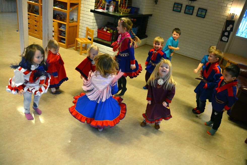 Inger Elise, Mie, Mia, Gabriella, Anna, Mattis, Maiken, Matheo, Mathias, Odin og Krister svinger seg til samisk musikk.
 Foto: Kristin M Ericsson