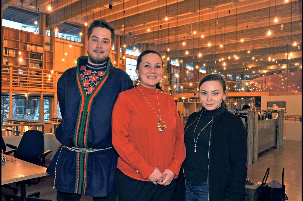 Ingo Danielsen fra Røros og Lene Cecilie Sparrok fra Namsskogan er med Ellinor Marita Jåma i Åarjel Saemien Gïelh på opplæring på plenum denne uka.
 Foto: Erik Brenli