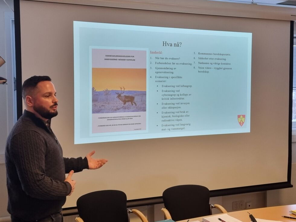 Rådgiver i kommunen, Nemanja Radisevic, presenterte resultatet fra innbyggerundersøkelsen for kommunepolitikerne.
 Foto: Torbjørn Ittelin