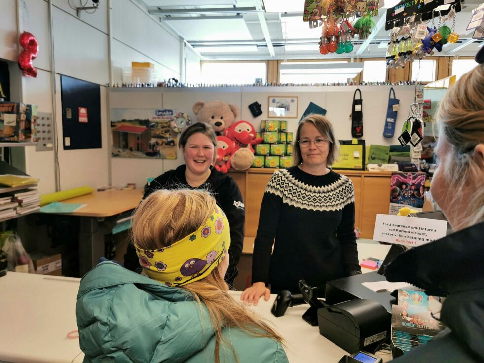 – Jeg tror vi aldri har solgt så mye puslespill før, sier daglig leder ved Lekebingen AS, Nina Eriksson. På bildet: Nina Eriksson og Bente Bakervik. Foto: Kristin Humstad.