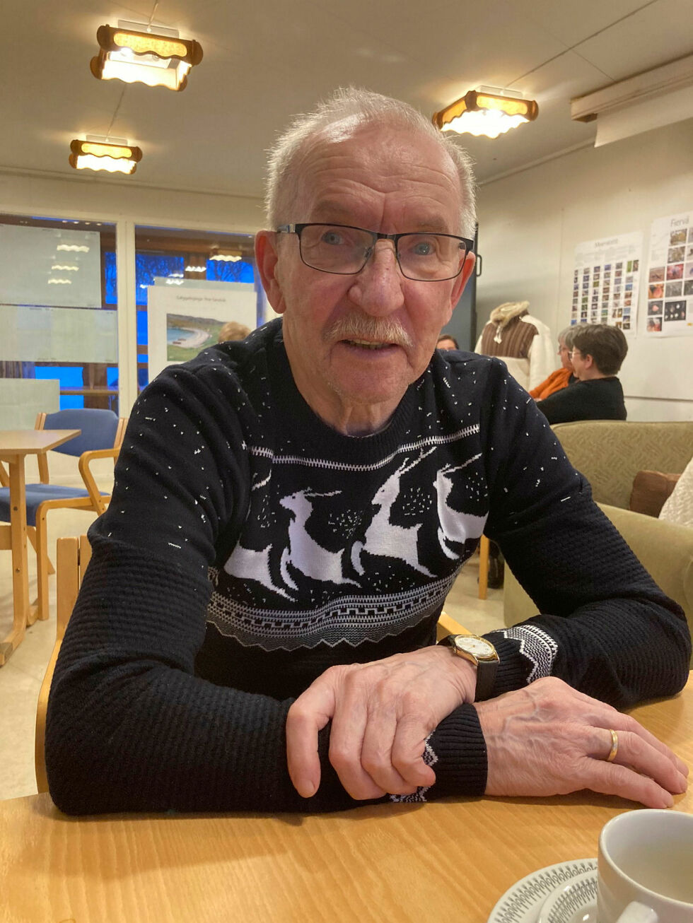 Magne Pedersen fra Billefjord sa seg fornøyd med at de eldre i bygda kunne treffes.
 Foto: Anthon Sivertsen