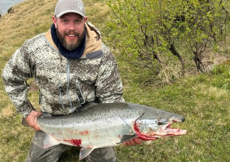 Håvar Gaski Brevik har alle grunn til å smile bredt etter å ha dratt opp denne laksen i Jakobselva.
 Foto: Privat
