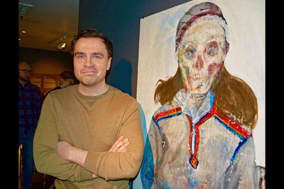 Sigbjørn Skåden preger den samiske kulturscenen med sin lyrikk og sine romaner. Han er en av de få samiske forfatterne som har fått nasjonal oppmerksomhet for sin litteratur. Bildet av Skåden er tatt på Perspektivet Museum som for tiden stiller ut bilder av Anders Sunna.
 Foto: Elin Margrethe Wersland