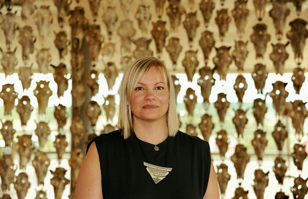 Máret Ánne Sara med kunstverket Pile o' Sapmi, som består av 400 reinskaller som danner mønsterreferanser til det samiske flagget, ifølge Nasjonalmuseets beskrivelse. Hvis du går nærmere, ser du at hvert eneste dyr har et kulehull i panna. Verket ble til da kunstnerens bror ble rammet av statens vedtak om tvangsslakt av rein i Vest- Finnmark.
 Foto: Rita heitmann