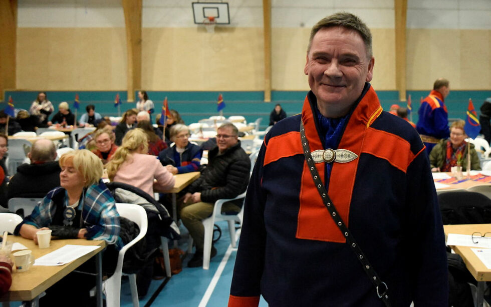 Ordfører Svein Atle Somby er glad for at så mange samles for å feire den samiske nasjonaldagen.
 Foto: Oskar Melkeraaen Aas