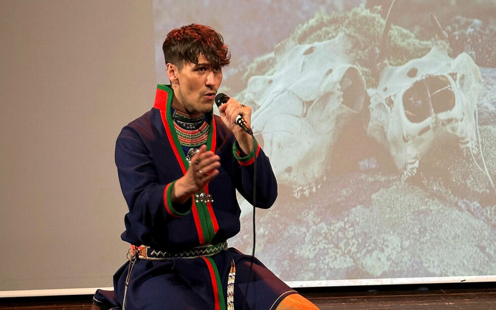 Ole-Henrik Bjørkmo Lifjell, også kjent som ÅVLA, er en samisk joiker/sanger og komponist. Gjennom dypdykk i sin egen tilhørighet har han jobbet med å revitalisere og videreutvikle joiken i et samtidsrettet lydbilde.
 Foto: Aili Guttorm