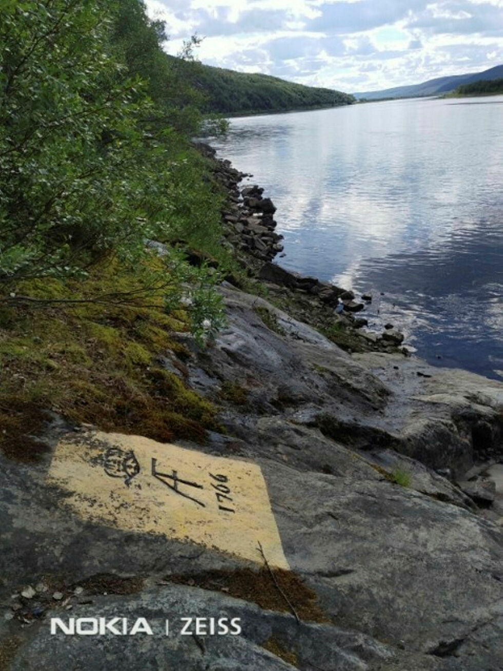 Ved Vetsiko/Veahčak mel­lom Nuor­gam og Uts­jok fin­ner man den­ne stei­ken med mo­no­gram­met til sven­ske­kon­gen Ad­olf Fred­rik.
 Foto: Asbjørn Rolstad