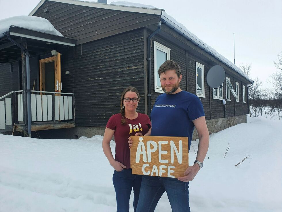 Ekteparet Vanja og Kai Arne Berg tar sats og åpner kafé og overnatting i den gamle brøytestasjonen i Austertana. Hun er daglig leder og skal styre den daglige driften.
 Foto: Tom Hardy