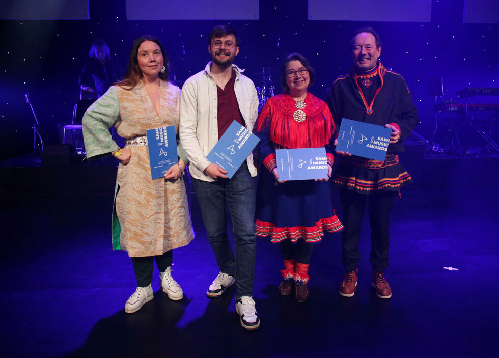 Sami Music Awards-vinnere 2025, i klasse tradisjonsbærer ble det Elisabeth Misvær (med kofte), i åpen klasse vant Kajsa Balto, og i klasse ung artist ble det Linus Johnsen som ble tildelt æren. Og i klasse komponist ble Johan Sara Jr. ropt opp som vinner, på hjemmebane for altaværingen.
 Foto: SMW/FotoProffen
