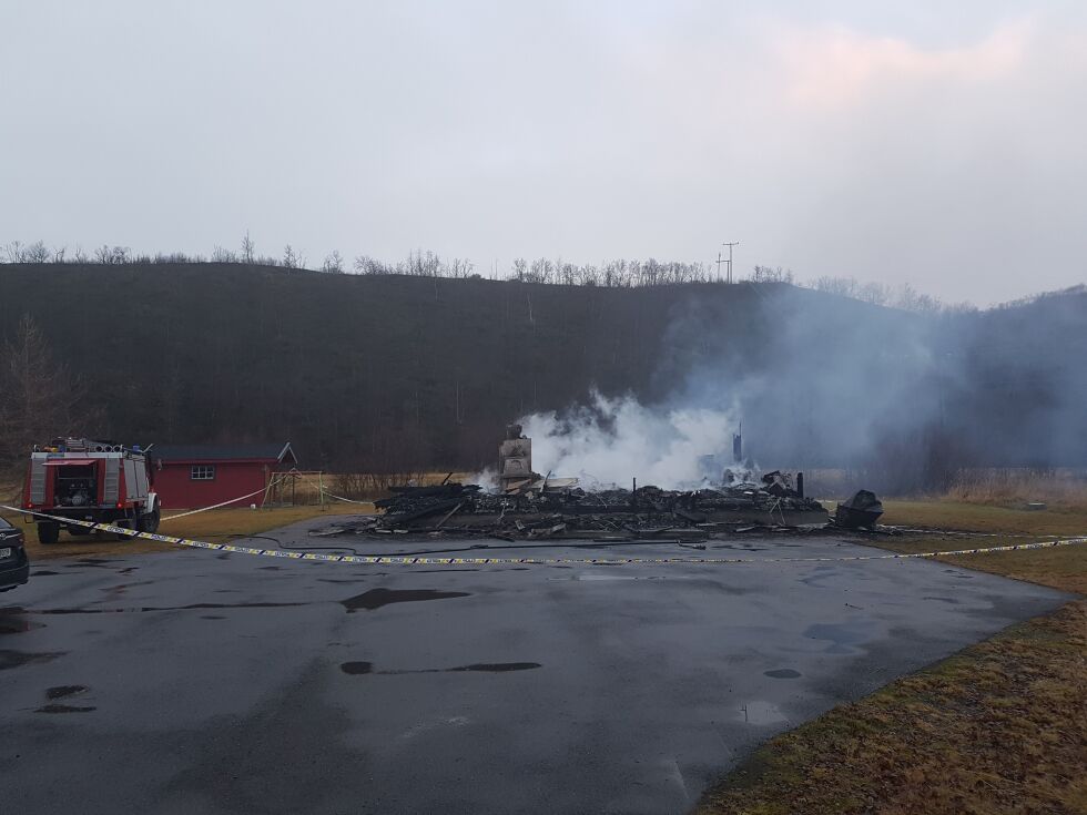 Brant ned til grunnen:
Ved ti-tiden lørdag var huset nedbrent til grunnen. Familien kom seg ut, og en av familiemedlemmene er innlagt for røykskader
 Foto: Tom Hardy
