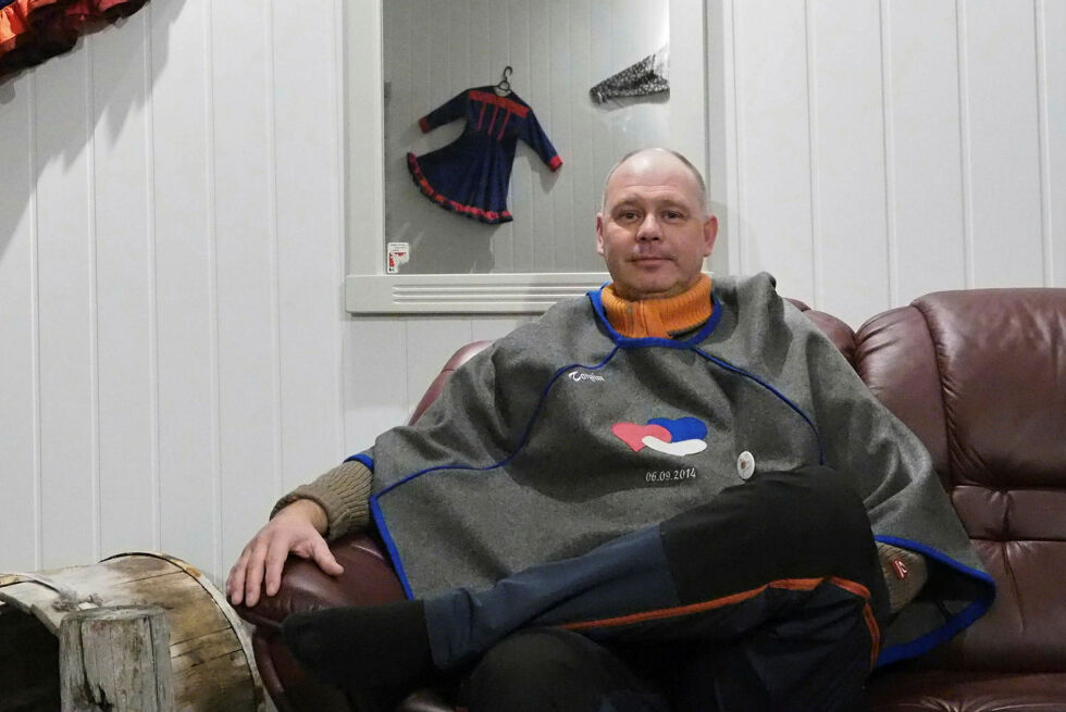 Torgrim Helgesen fikk se hvordan stadig flere folk i Nordkapp tok på seg samekofte og arbeidet for å fremme det sjøsamiske i de tre årene han var styreleder for Nordavindsfolket/Davvebiegga álbmot. Her er han i organisasjonens lokaler i Storgata 24 i Honningsvåg.
 Foto: Privat