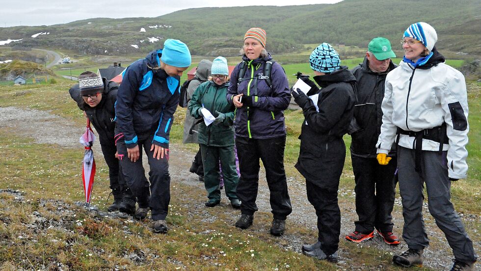 Ingrid Golten (til høyre) ledet mandagens floratur.
 Foto: Hannah Persen