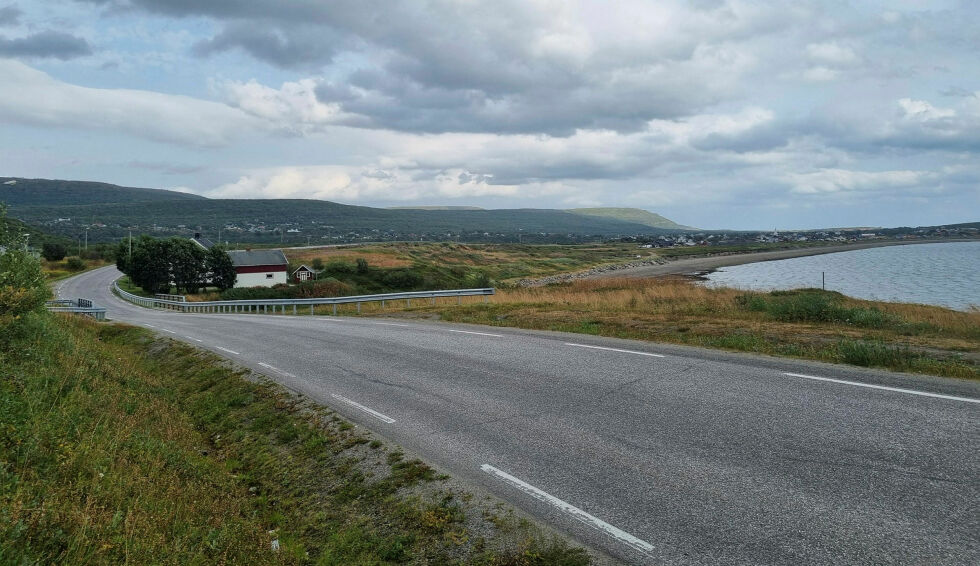 Denne brua, og svingen, i Skittenelv ved Vestre Jakobselv anses som et farlig trafikkpunkt, og noe Statens vegvesen vurderer å gjøre noe med.
 Foto: Torbjørn Ittelin