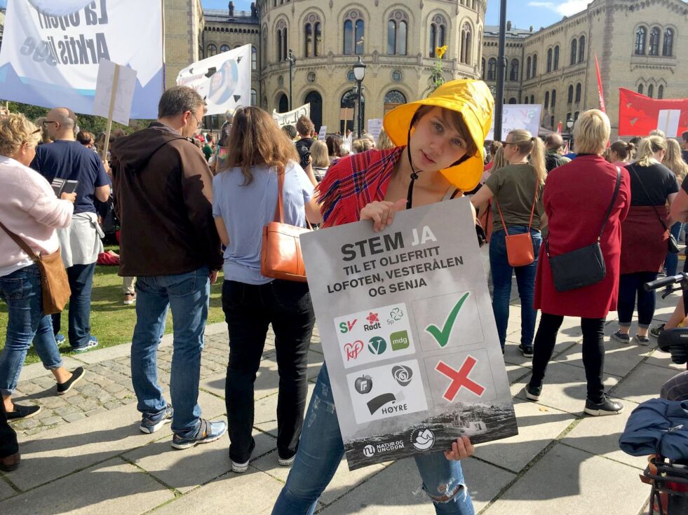Ella Marie Hætta Isaksen fra Tana er valgt inn som sentralstyremedlem i Natur og Ungdom. Her ser vi henne demonstrere for et fortsatt oljefritt Lofoten foran Stortinget i fjor høst.
 Foto: Privat